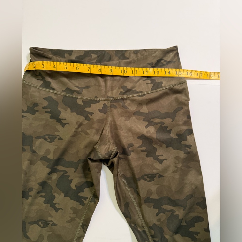 Lululemon athletica Capri Leggings Women’s Savasana Green Camo Size 8 - Picture 8 of 9